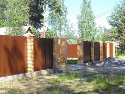 Монтаж забора из металлопрофия в Горках