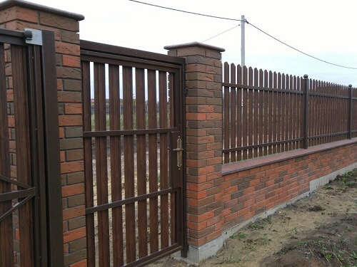Установка забора из металлоштакетника в Горках